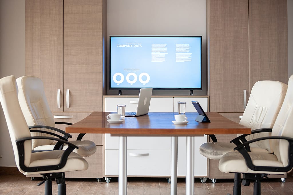 salle de réunion avec vidéoconférence 